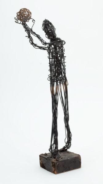 RED AUERBACHS ABSTRACT WIRE SCULPTURE OF BASKETBALL PLAYER FROM HIS BOSTON OFFICE (PHOTOMATCH)