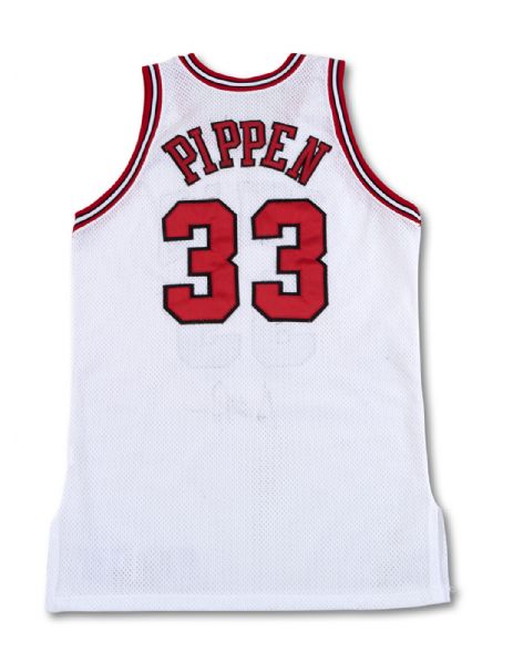 1994-95 SCOTTIE PIPPEN AUTOGRAPHED CHICAGO BULLS GAME WORN HOME JERSEY (BULLS LOA, NSM COLLECTION)