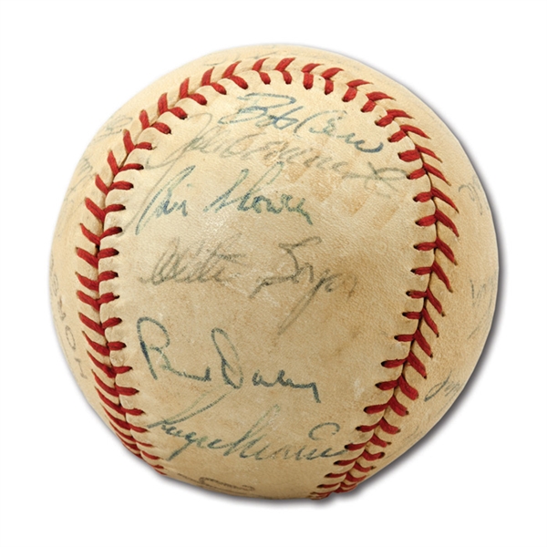 1961 NEW YORK YANKEES WORLD CHAMPION TEAM SIGNED BASEBALL INCLUDING ROGER MARIS (MANTLE CLUBHOUSE)