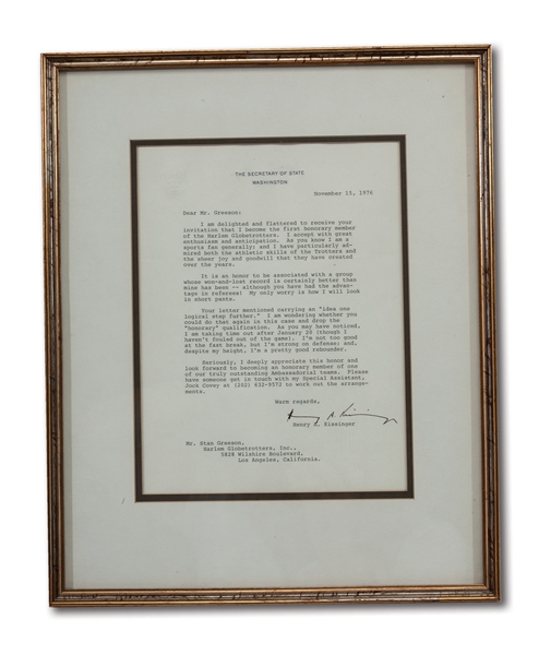 1976 HENRY KISSINGER SIGNED LETTER TO HARLEM GLOBETROTTERS PRESIDENT STAN GREESON WITH BASKETBALL CONTENT