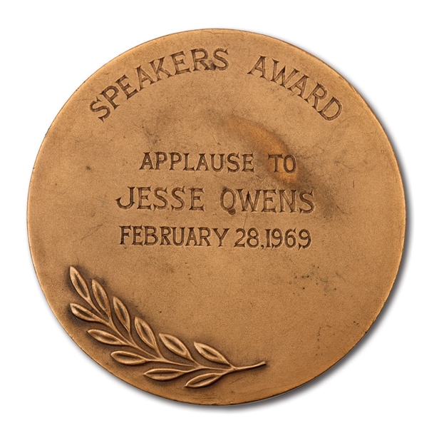 JESSE OWENS SPEAKERS AWARD MEDAL PRESENTED TO OWENS BY SALES CLUB OF NEW YORK ON FEB. 28, 1969 (OWENS ESTATE COLLECTION)