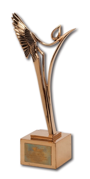 JESSE OWENS IAAF (100M / 200M / LONG JUMP) HALL OF FAME INDUCTION TROPHY AWARDED POSTHUMOUSLY (OWENS ESTATE COLLECTION)