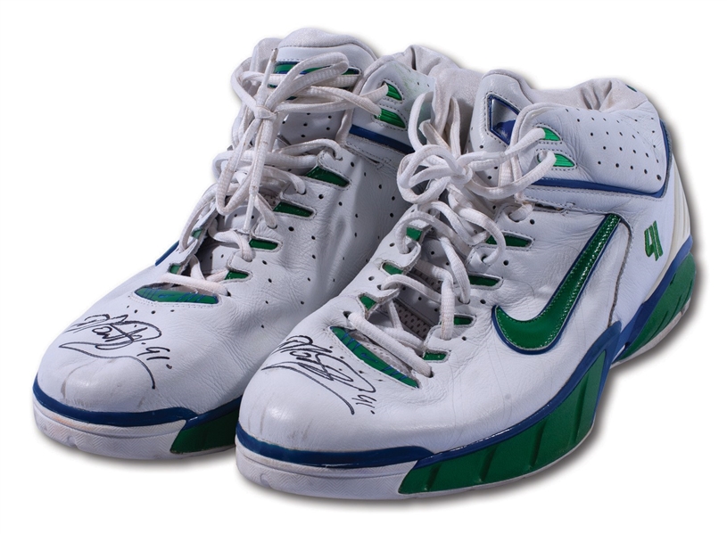 2005-06 DIRK NOWITZKI DALLAS MAVERICKS GAME WORN & DUAL-SIGNED NIKE AIR MAX ASTONISH SHOES (COBY KARL COLLECTION)