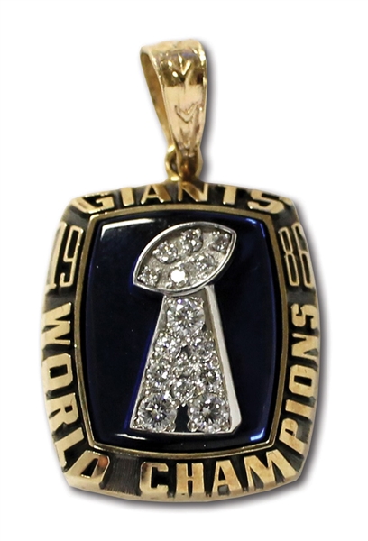 1986 NEW YORK FOOTBALL GIANTS WORLD CHAMPIONS 10K GOLD PENDANT ISSUED TO TRAINERS WIFE