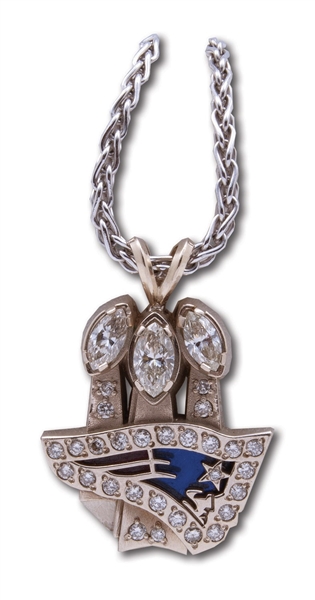 2004 NEW ENGLAND PATRIOTS SUPER BOWL XXXIX CHAMPIONS 14K GOLD PENDANT LOADED WITH REAL DIAMONDS (INCLUDES ELEGANT CHAIN NECKLACE)