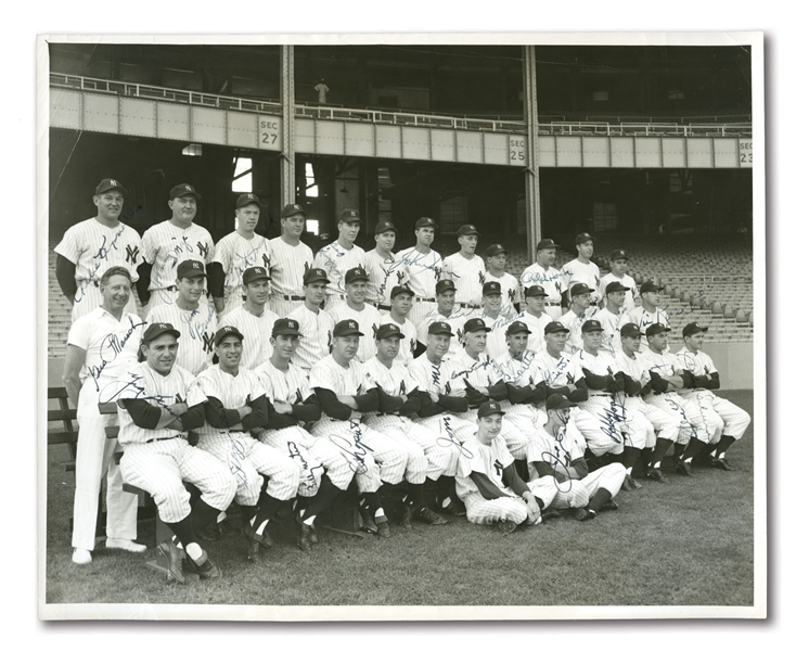 1951 NEW YORK YANKEES TEAM SIGNED PHOTOGRAPH FEATURING ROOKIE MICKEY MANTLE