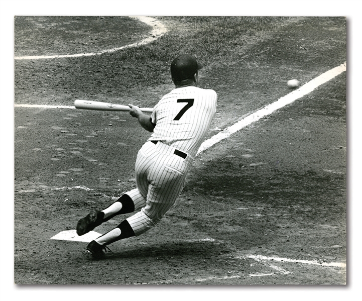 1968 MICKEY MANTLE NEW YORK TIMES PHOTOGRAPH – RARE BUNTING IMAGE