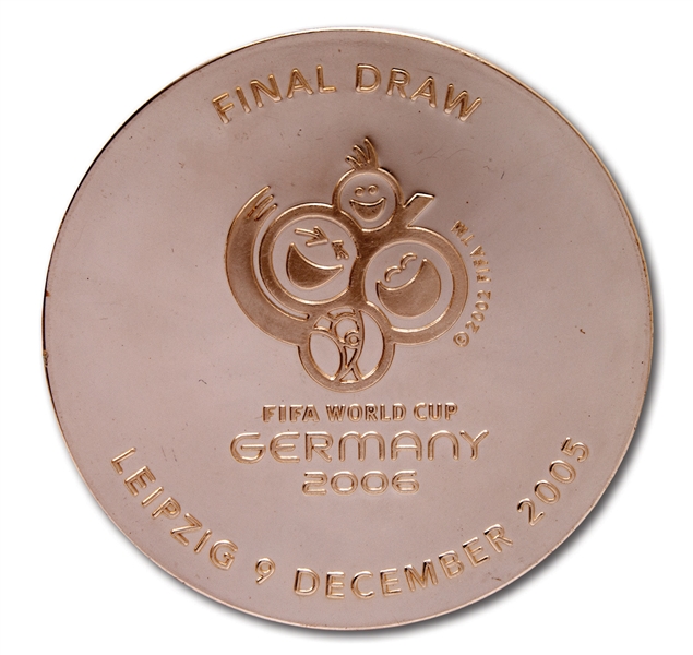 2006 FIFA WORLD CUP (GERMANY) FINAL DRAW MEDAL PRESENTED TO BRAZIL (1/1) DEC. 9, 2005 - ONE ISSUED TO EACH QUALIFYING NATION (BRAZIL TEAM REP. LOA)