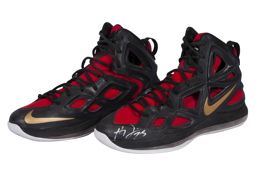 2014-15 ANTHONY DAVIS (PELICANS) GAME WORN & DUAL-SIGNED NIKE AIR ZOOM HYPERPOSITE 2 SHOES PHOTO-MATCHED TO 7 GAMES - 208 POINTS, 69 REB. & 21 BLK. COMBINED! (KNICKS BALL BOY COLLECTION)