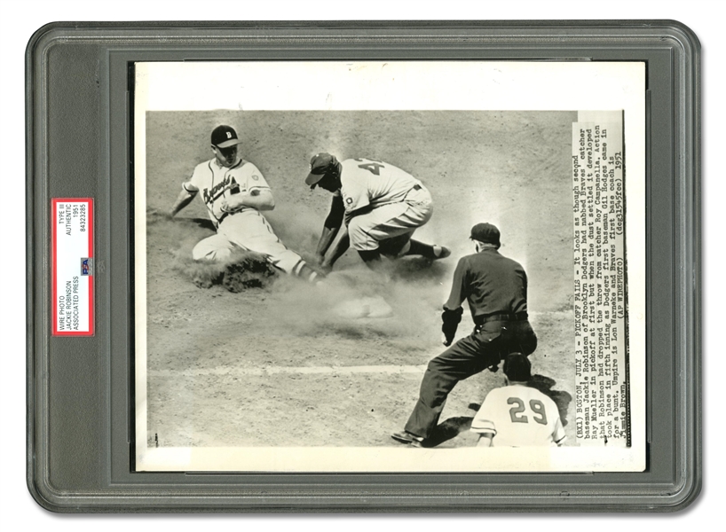 1951 JACKIE ROBINSON AP PHOTOGRAPH (8" X 10") - JACKIE TAGS OUT RAY MUELLER - PSA/DNA TYPE III ENCAPSULATED (BOB SCHEFFING COLLECTION)