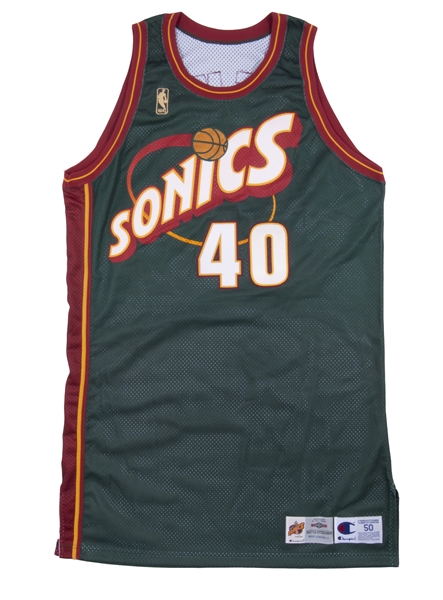 OUTSTANDING 1996-97 SHAWN KEMP SEATTLE SONICS GAME-ISSUED AUTOGRAPHED JERSEY - BOLD SIGNATURE - BECKETT COA