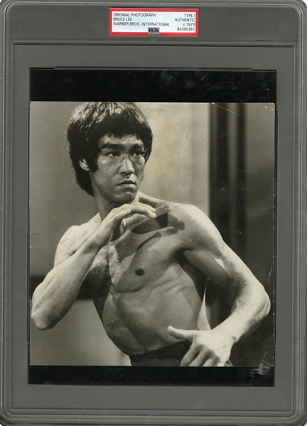 C. 1973 BRUCE LEE "ENTER THE DRAGON" ORIGINAL PHOTOGRAPH - PSA/DNA TYPE 1 - MOST ICONIC & ONE OF HIS LAST IMAGES KNOWN