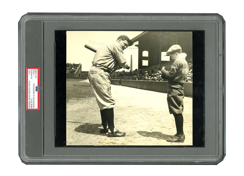 JUNE 19, 1926 BABE RUTH BABE TALKS IT OVER WITH THE BOYS - UNDERWOOD & UNDERWOOD - 7 1/4" X 8" PSA/DNA TYPE I PHOTOGRAPH