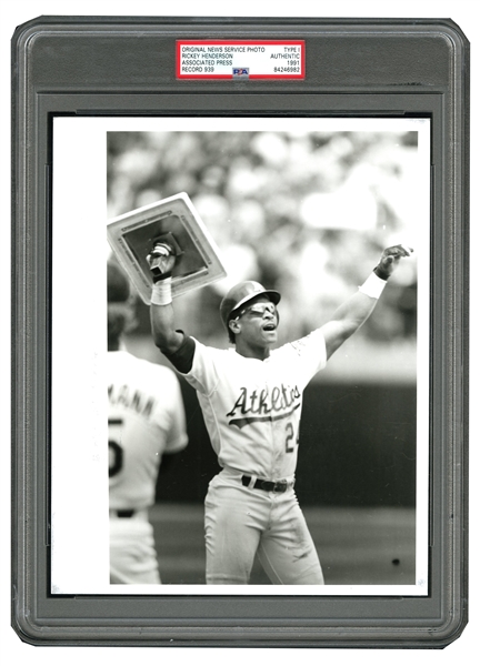 MAY 2, 1991 RICKEY HENDERSON RECORD TRIUMPHANT FEELING STEAL 939 - ASSOCIATED PRESS - 8" X 10" PSA/DNA TYPE I PHOTOGRAPH