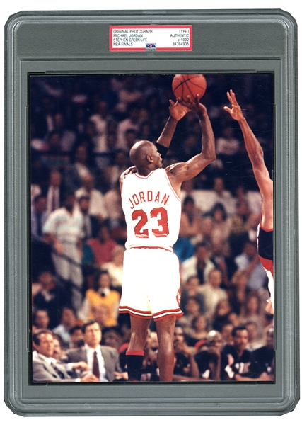 1992 MICHAEL JORDAN NO. 23 JUMP SHOT NBA FINALS - STEPHEN GREEN/LIFE - 8" X 10" PSA/DNA TYPE I PHOTOGRAPH