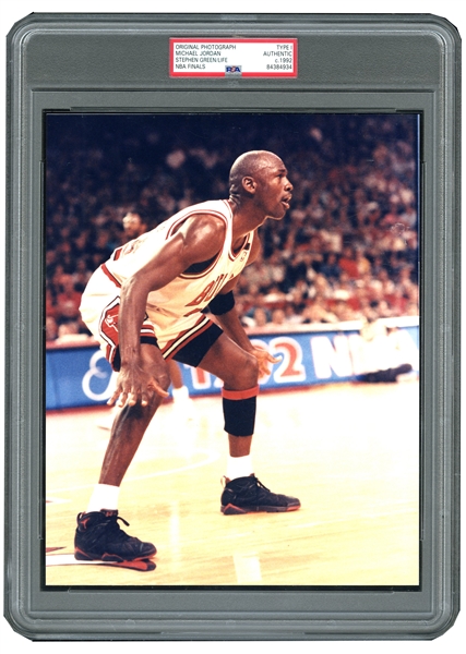 1992 MICHAEL JORDAN CLOSE UP DEFENSIVE STANCE NBA FINALS - STEPHEN GREEN/LIFE - 8" X 10" PSA/DNA TYPE I PHOTOGRAPH