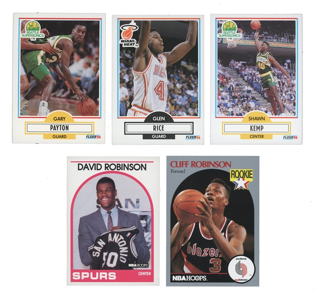 GROUP OF (5) 1989-1990 NBA HOOPS AND FLEER BASKETBALL ROOKIES -  89 NBA HOOPS #138 D. ROBINSON; 90 NBA HOOPS #250 C. ROBINSON; 90 FLEER #U-92 PAYTON, #101 RICE, #178 KEMP - PRESENT AS EX/EX-NM