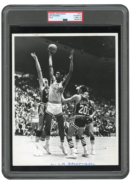 1966-67 LEW ALCINDOR UCLA VS. DUKE ORIGINAL PHOTOGRAPH (TOWERING OVER OPPONENTS) - PSA/DNA TYPE I