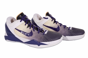 12/2/2012 Kobe Bryant Game Worn, Signed & Inscribed Nike Kobe VII Shoes Photomatched to 34 Points, 7 Rebounds & 5 Assists vs. Magic – Sports Investors & Beckett LOAs