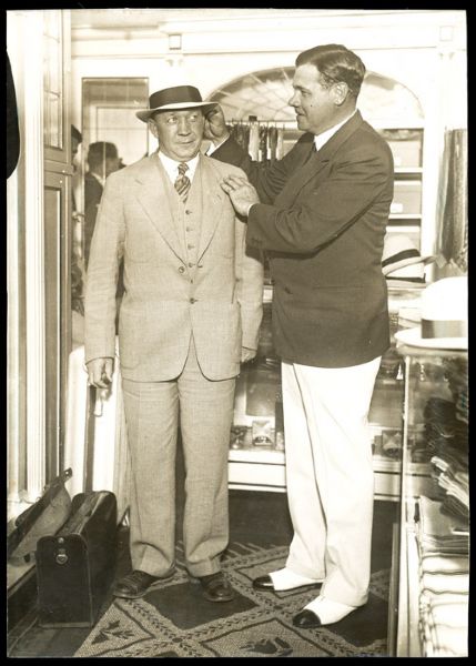 1920S ORIGINAL WIRE PHOTO OF RUTH & ROCKNE AT RUTHS CLOTHING STORE OPENING