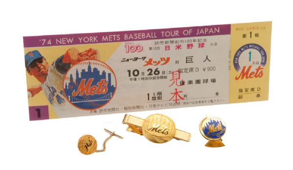 NEW YORK METS TIE CLASP, LAPEL PIN, 1986 WORLD SERIES PRESS PIN AND 1974 TOUR OF JAPAN TICKET (4)