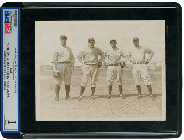 1925 ORIGINAL NEWS SERVICE PHOTO OF NEW YORK YANKEES INFIELD W/LOU GEHRIG - PSA/DNA TYPE I 