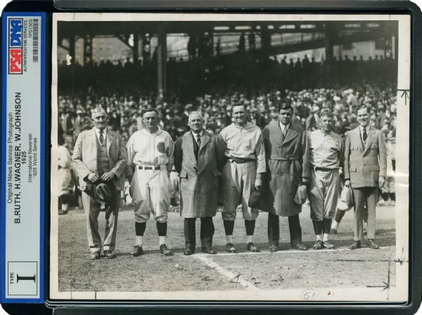 1925 WORLD SERIES ORIGINAL NEWS SERVICE PHOTO W/RUTH, WAGNER, JOHNSON AND OTHERS-TYPE I PSA/DNA