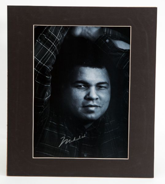 MUHAMMAD ALI SIGNED BLACK AND WHITE PICTURE