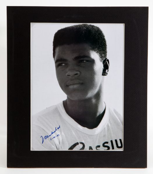 MUHAMMAD ALI SIGNED BLACK AND WHITE PICTURE