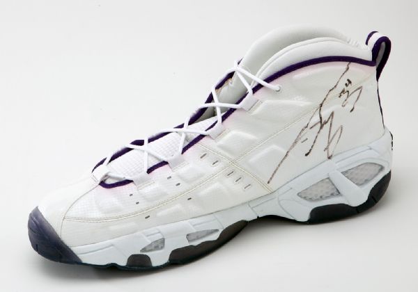 SHAQUILLE ONEAL SIGNED REEBOK SHOE
