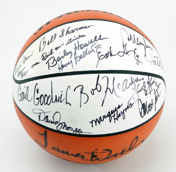 HALL OF FAME BASKETBALL 26 SIGNATURES INC RUSSELL, GOODRICH, AND SHARMAN 