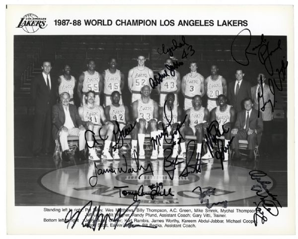 1987-88 WORLD CHAMPION LOS ANGELES LAKERS SIGNED 8X10 PHOTO