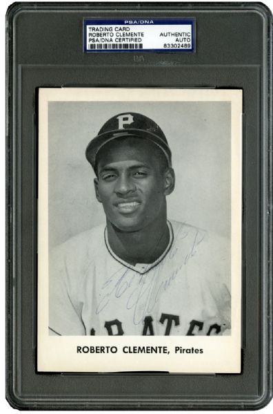 ROBERTO CLEMENTE SIGNED 5 X 7 BLACK AND WHITE PHOTO PSA/DNA AUTHENTIC
