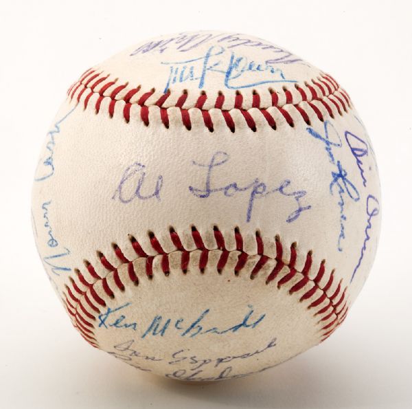 1959 AMERICAN LEAGUE CHAMPION CHICAGO WHITE SOX TEAM SIGNED BASEBALL FEATURING AL LOPEZ, FOX AND MANY OTHERS
