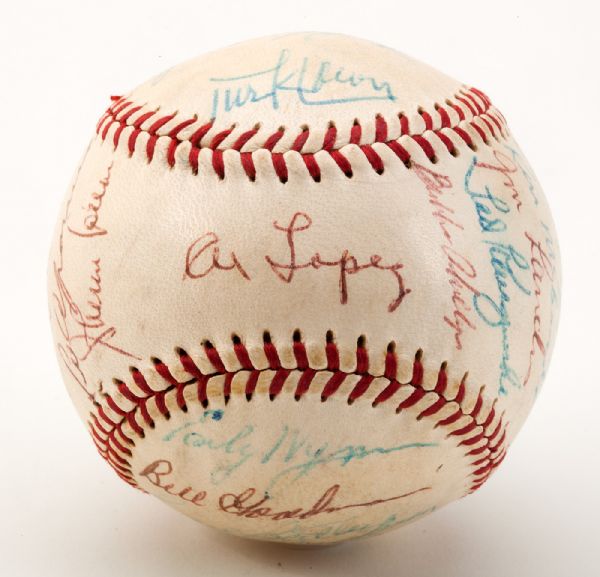 1959 AMERICAN LEAGUE CHAMPION CHICAGO WHITE SOX TEAM SIGNED BASEBALL FEATURING AL LOPEZ, FOX AND MANY OTHERS