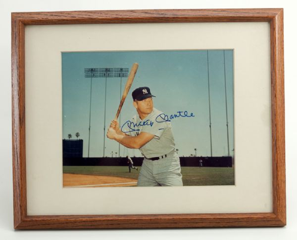 MICKEY MANTLE SIGNED AND FRAMED 8 X 10 COLOR PHOTO