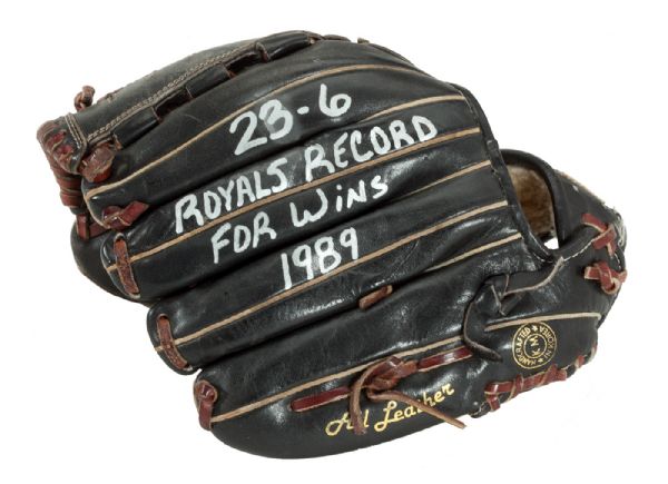 BRET SABERHAGENS 1989 SIGNED GAME USED FRANKLIN GLOVE WITH INSCRIPTION "23-6 ROYALS RECORD WINS" (SABERHAGEN LOA) 