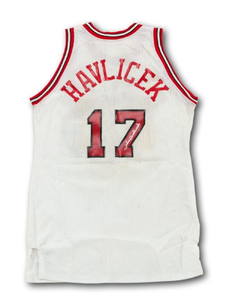 JOHN HAVLICEK’S 1978 SIGNED CHICAGO BULLS PROFESSIONAL MODEL JERSEY PRESENTED AS ENTICEMENT TO SIGN WITH BULLS (HAVLICEK LOA) 