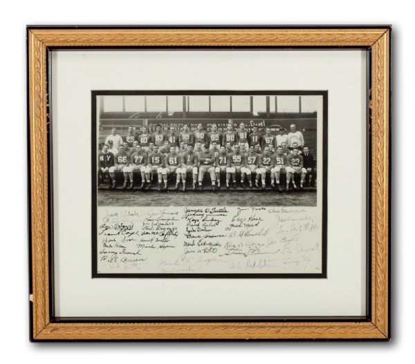  1946 NEW YORK FOOTBALL GIANTS TEAM SIGNED AND FRAMED VINTAGE PHOTO