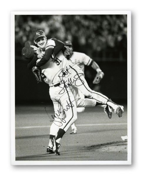 BRET SABERHAGENS SIGNED 1985 WORLD SERIES 8 X 10 PHOTO SHOWING FINAL OUT OF THE WORLD SERIES WITH GEORGE BRETT SIGNATURE (SABERHAGEN LOA)