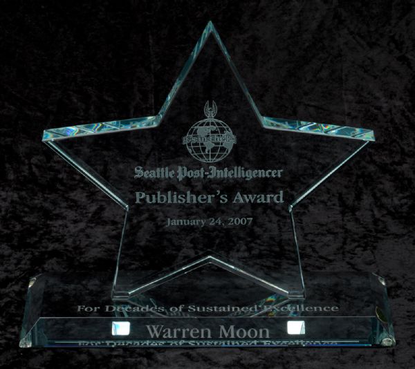 WARREN MOONS 2007 SEATTLE POST-INTELLIGENCER PUBLISHERS AWARD GLASS TROPHY (MOON LOA)