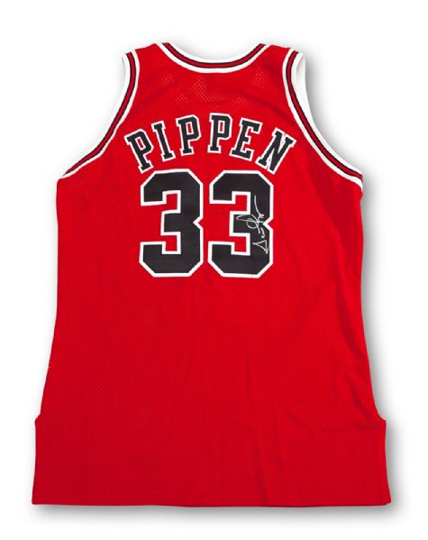 1993-94 SCOTTIE PIPPEN CHICAGO BULLS GAME WORN & SIGNED ROAD JERSEY