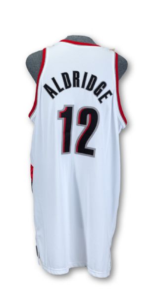 2006-07 LAMARCUS ALDRIDGE ROOKIE PORTLAND TRAILBLAZERS GAME WORN HOME JERSEY (TOPPS/NBA PROVENANCE)