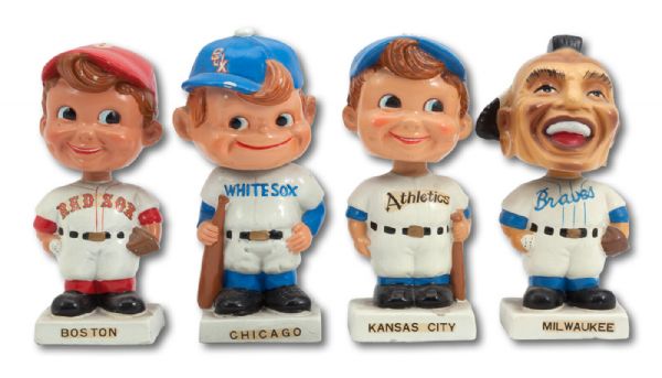1961-63 BASEBALL WHITE BASE BOBBIN HEAD LOT OF 4 - BOSTON RED SOX, KANSAS CITY ATHLETICS, CHICAGO WHITE SOX, MILWAUKEE BRAVES (FIGURAL)