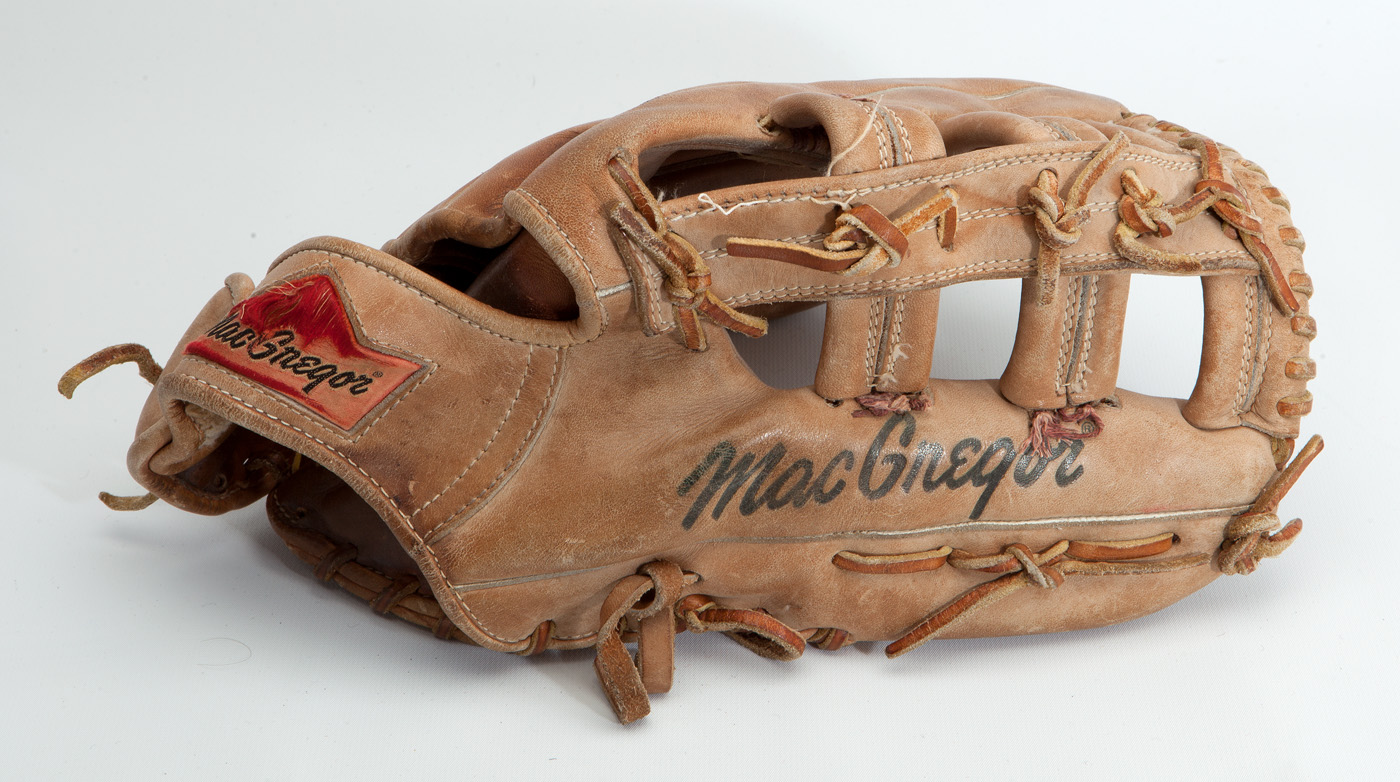 Lot Detail - 1982-83 WILLIE MCGEE AUTOGRAPHED MACGREGOR PROFESSIONAL MODEL  GAME USED FIELDER'S GLOVE (DELBERT MICKEL COLLECTION)