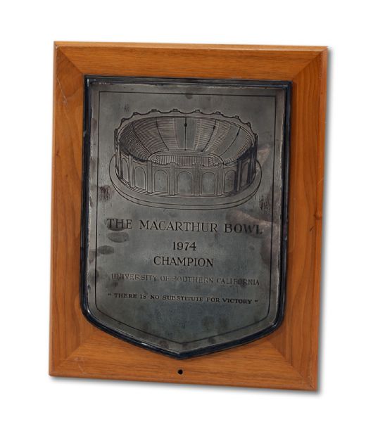 1974 USC TROJANS FOOTBALL NATIONAL CHAMPIONSHIP "THE MACARTHUR BOWL" TROPHY PLAQUE (NSM COLLECTION)