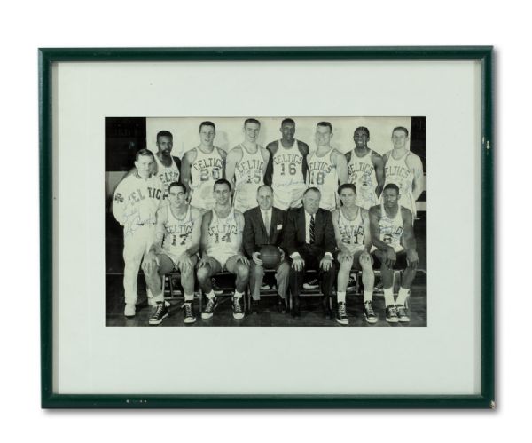 1958-59 BOSTON CELTICS WORLD CHAMPION TEAM SIGNED PHOTO WITH ALL 13 PLAYER SIGNATURES