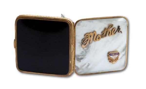 C.1940 NEW YORK YANKEES 24K GOLD PLATED AND MOTHER OF PEARL LADIES COMPACT GIFTED BY BILL KNICKERBOCKER TO HIS MOTHER (KNICKERBOCKER COLLECTION) 