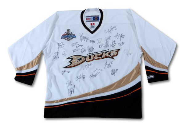 2006-07 ANAHEIM DUCKS STANLEY CUP CHAMPIONS TEAM SIGNED JERSEY (NSM COLLECTION)