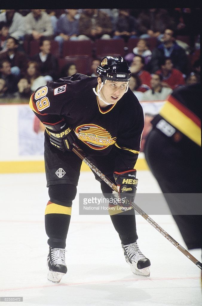 #195 Alexander Mogilny - Vancouver Canucks - 1999-00 Pacific Dynagon Ice  Hockey